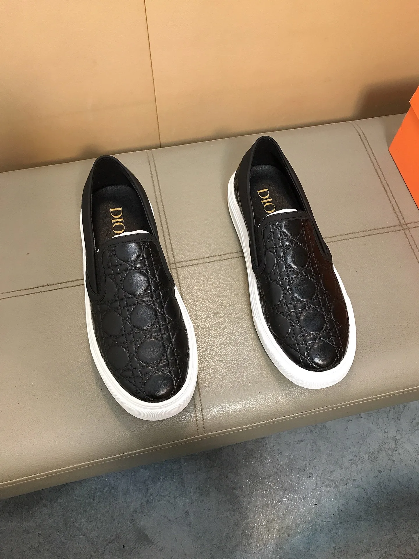 Factory price 400 🔥🔥 (Dior) new men's casual sports shoes 👣 Full of charm, luxury style gentleman's shoes Upper: Made of embossed cowhide imported from Italy, breathable leather lining. Brand wear-resistant soles; with classic logo💋The whole pair of shoes is fashionable and casual without losing high-end style🎈🎈Size: 39-44 (45.46 can be customized)